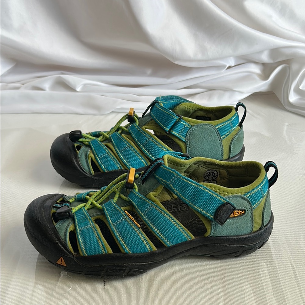 Keen Green and Black Outdoor Sandals with Durable Design